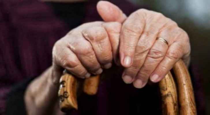 مصري يقتل والدته المسنة ضربا بدعوى