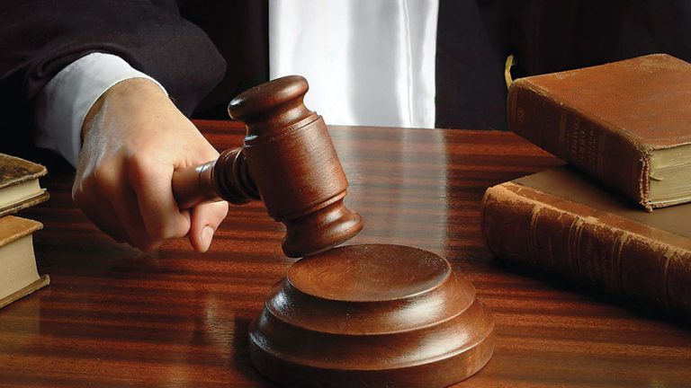 محاكمة شاب وصف زميله بـ”التافه” تثير