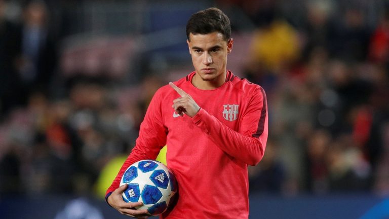 مستغلا جلوسه على دكة البدلاء.. مانشستر