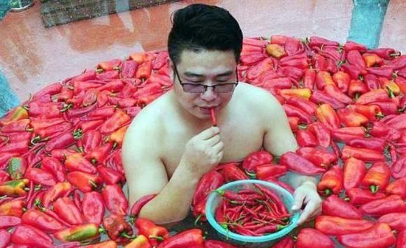 يهربون من البرد بالاستحمام وأكل الفلفل