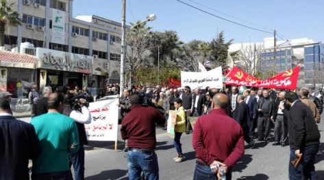 وقفة أمام مجمع النقابات احتجاجا على