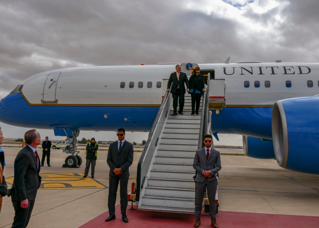 بومبيو.. على سلم الطائرة (صور)