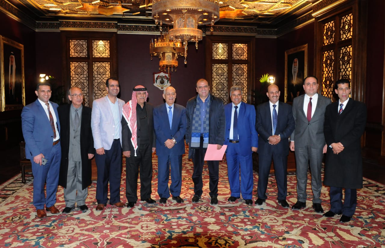 رئيس الديوان الملكي يلتقي وفدا من