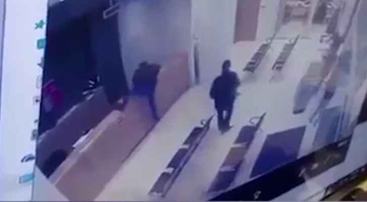 شاهد لحظة السطو المسلح على بنك
