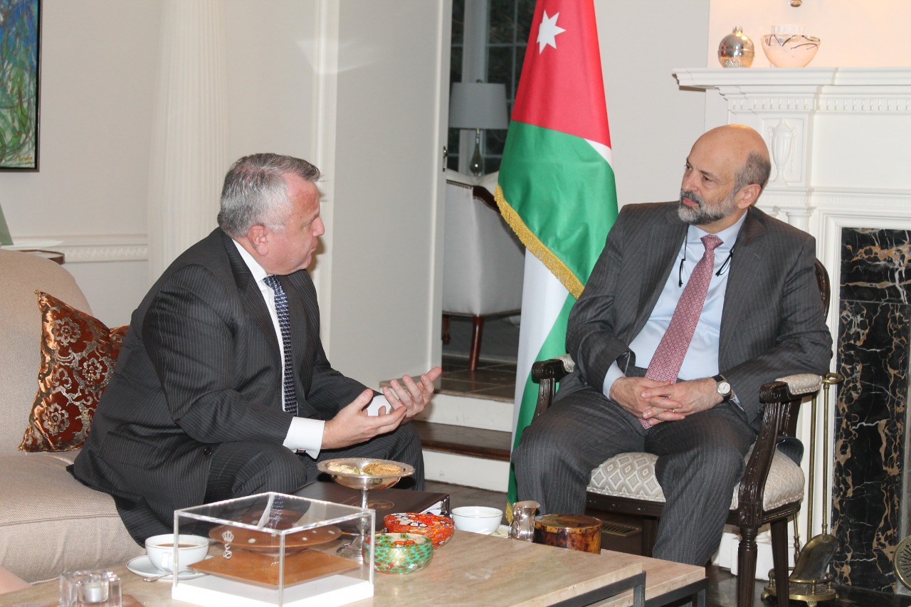 الرزاز يطالب بتوفير الدعم للأردن وخاصه