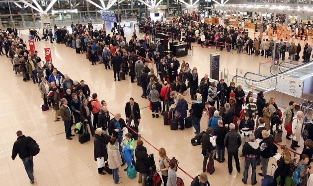 إضراب يحتجز 111 ألف مسافر بالمطارات
