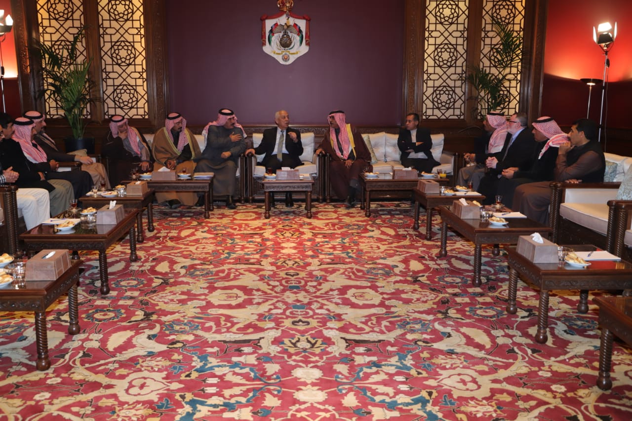 رئيس الديوان الملكي يلتقي وفدا من