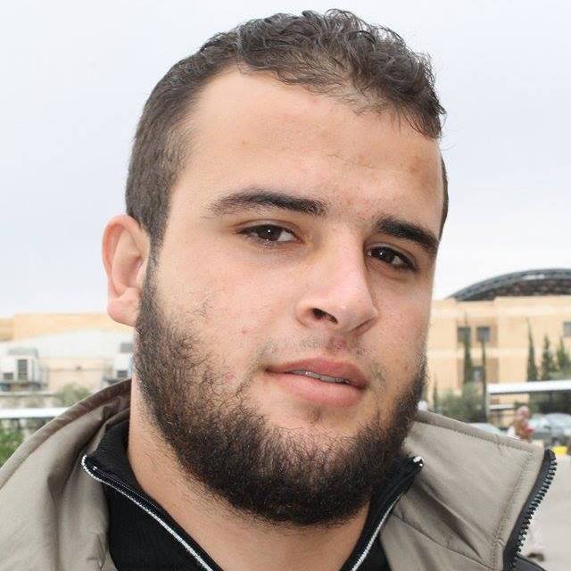 أشخاص يعتدون على الصحفي الذيب