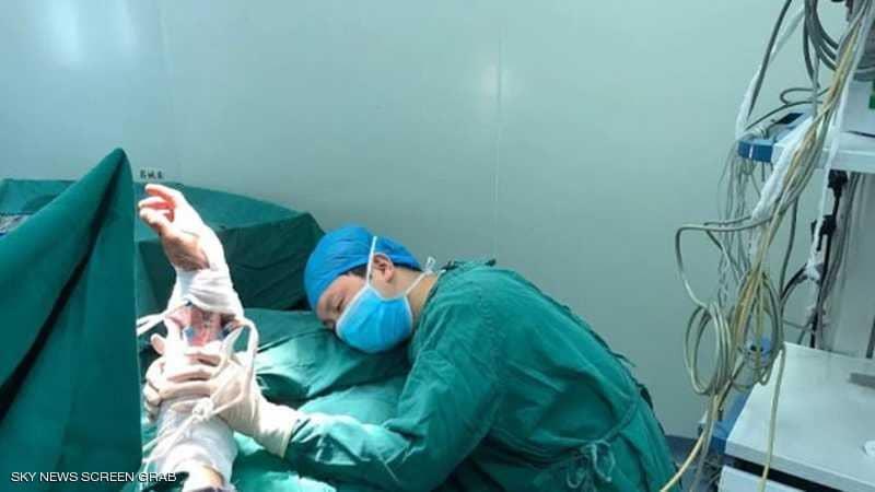 صورة مؤثرة لطبيب أجرى 6 عمليات