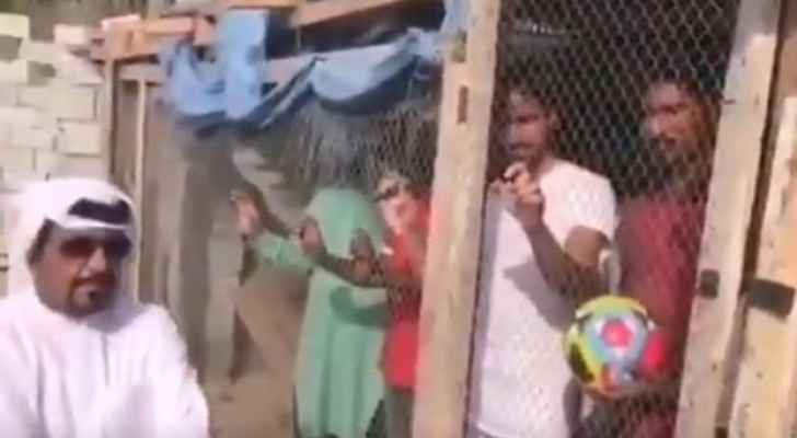 إماراتي يحبس هنودا في أقفاص ليشجعوا