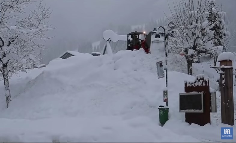 انهيارات ثلجية تجرف كل ما هو