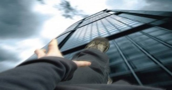 اصابة اربعينية سقطت عن مقطع صخري