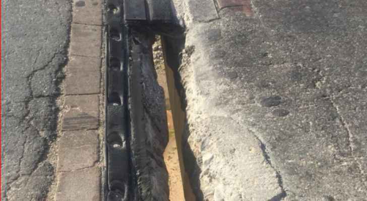 الأمن يعيد فتح جسر الموجب على