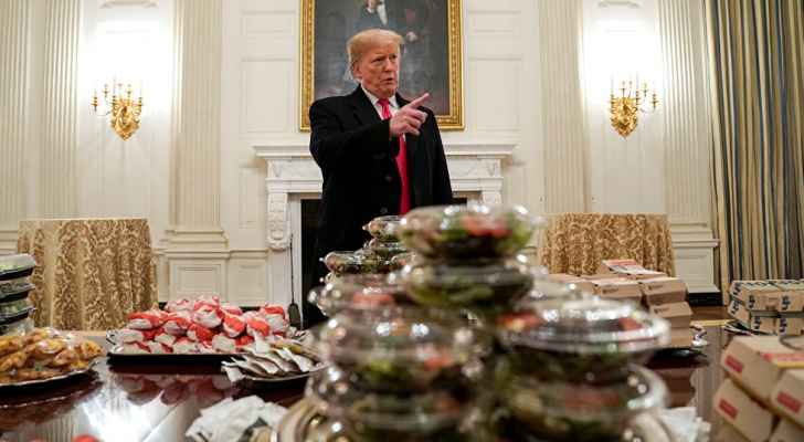 ترمب يقدم الوجبات السريعة لضيوفه في