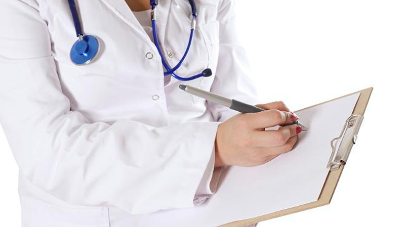 ما قصة هذه الطبيبة في منطقة