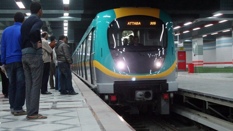 مجددا.. شاب مصري ينتحر تحت عجلات