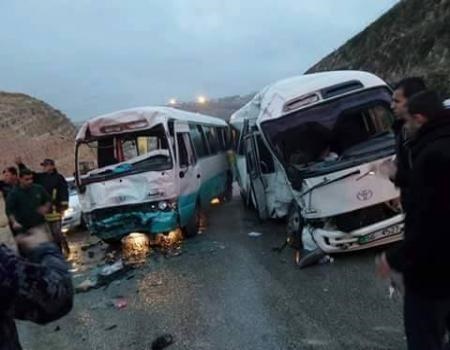 13 اصابة بتصادم حافلتين عموميتين بالرصيفة