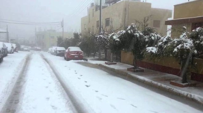 بدء تساقط الثلوج فوق مرتفعات عجلون