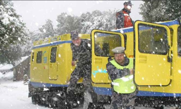 الدفاع المدني يؤمن (101) شخص إلى
