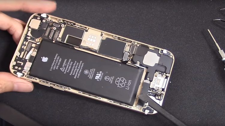 بطاريات آيفون توقع آبل في مأزق