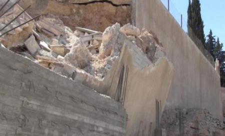 انهيار جدار مدرسة على منزل في