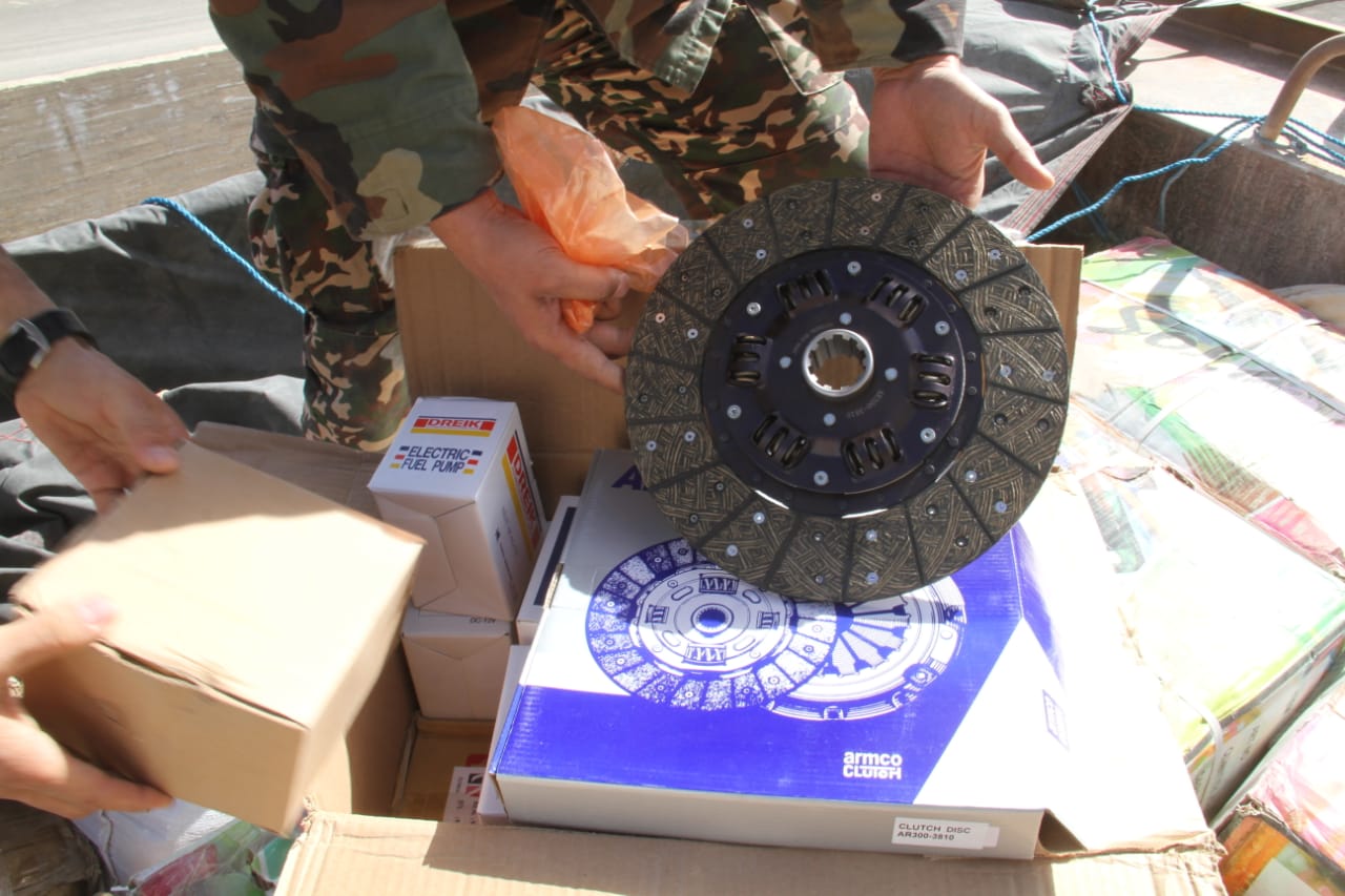 الجمارك تحبط تهريب قطع سيارات وبضائع