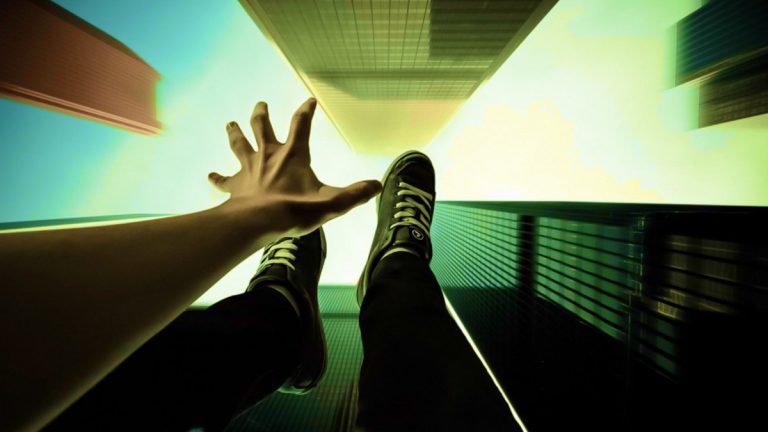 مصري يلقي بزوجته “الحامل” من الطابق