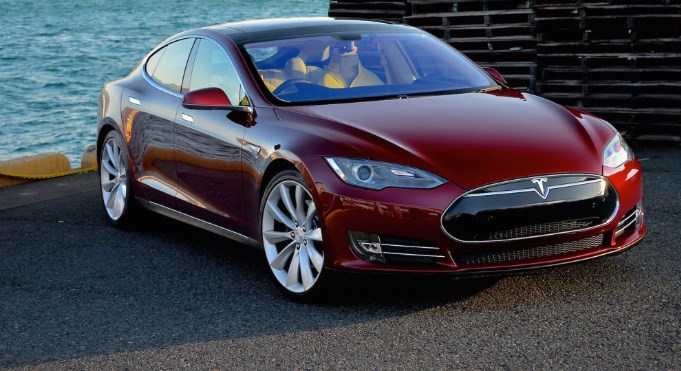 «تسلا» تستدعي 14 ألف سيارة في