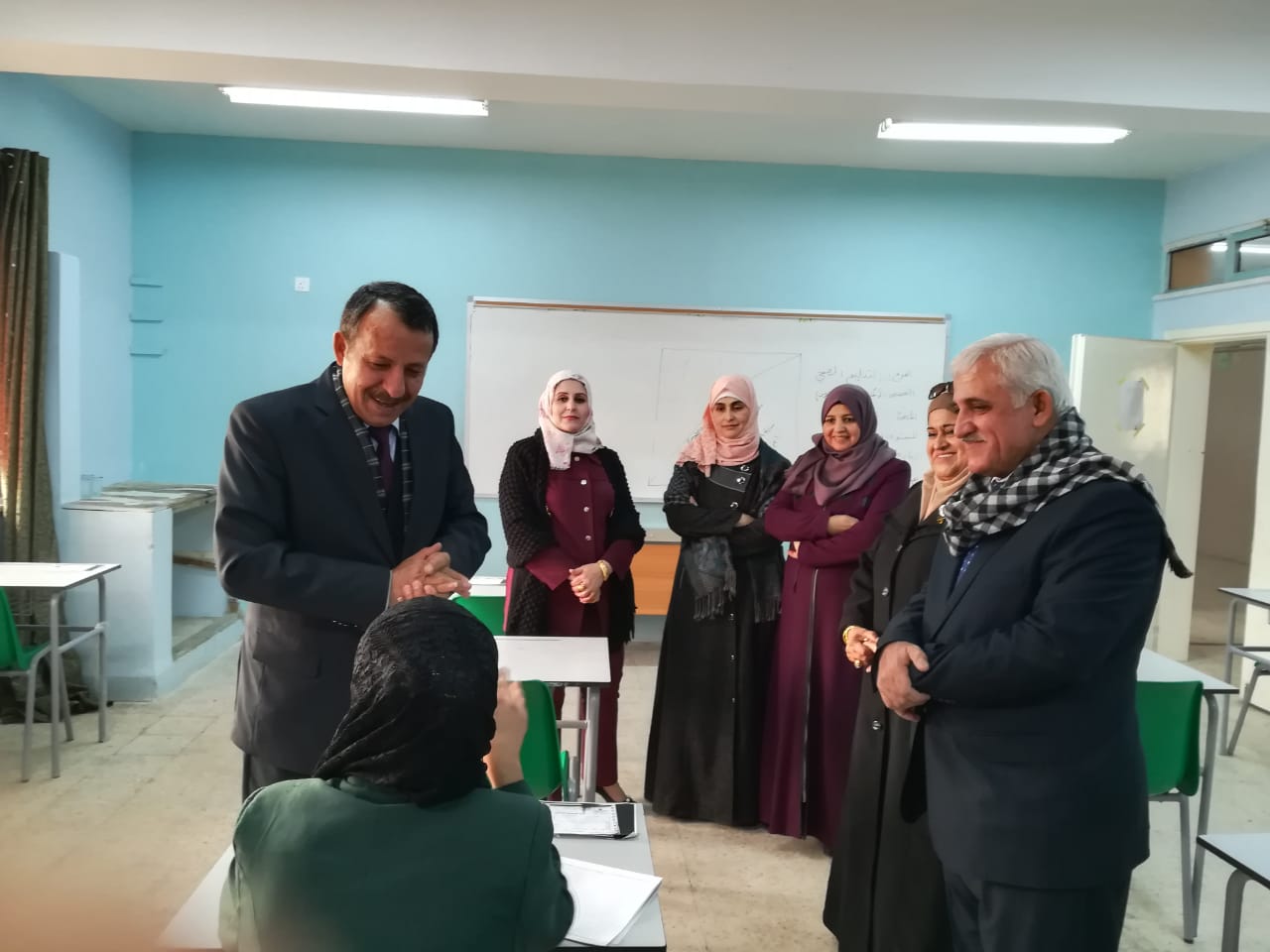 العكور يتفقد قاعات امتحان التوجيهي في