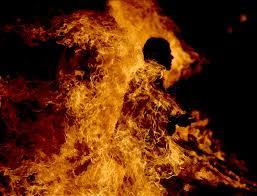 مصرية تحرق زوجها بسبب خلافات مالية