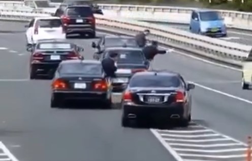 هكذا يدخل موكب رئيس وزراء اليابان