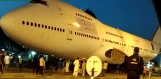 حقيقة هبوط طائرة على كورنيش الفجيرة