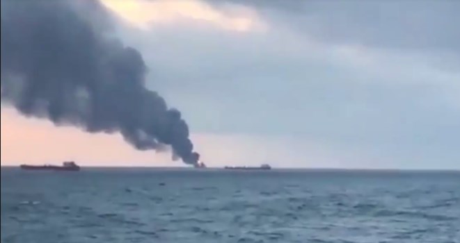 مقتل 10 بحارة بحريق على متن