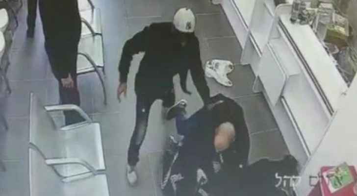 شاهدوا كيف أوقعت شرطة الاحتلال بشاب