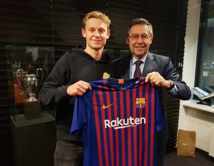 برشلونة يعلن رسميا التعاقد مع الهولندي