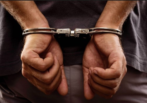 القبض على سائق يقود مركبته بطريقة