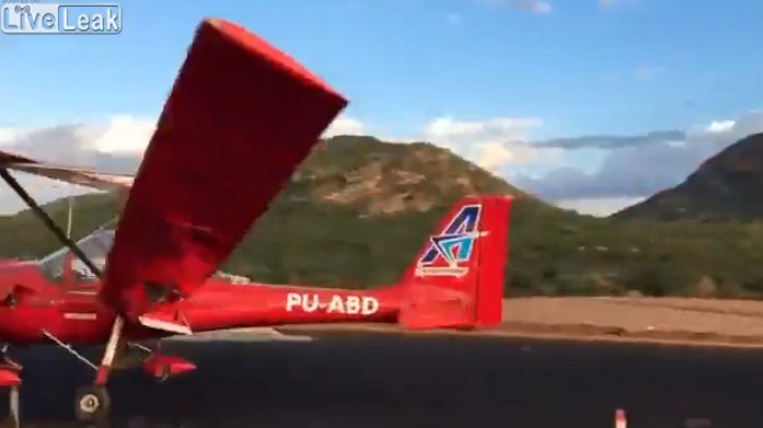 بالفيديو.. تحطم جناح طائرة اصطدمت برجل