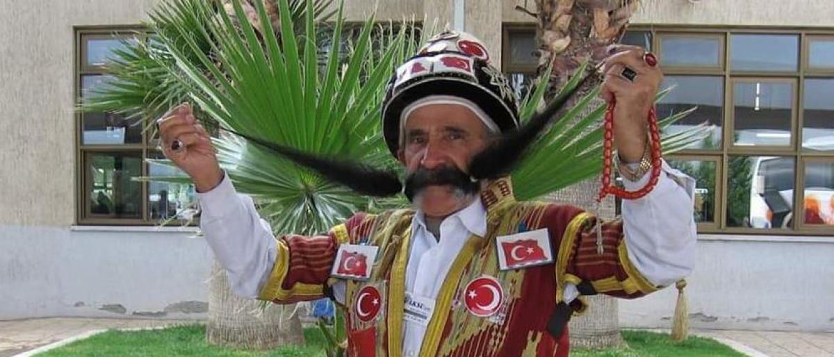 وفاة صاحب أطول شارب في العالم