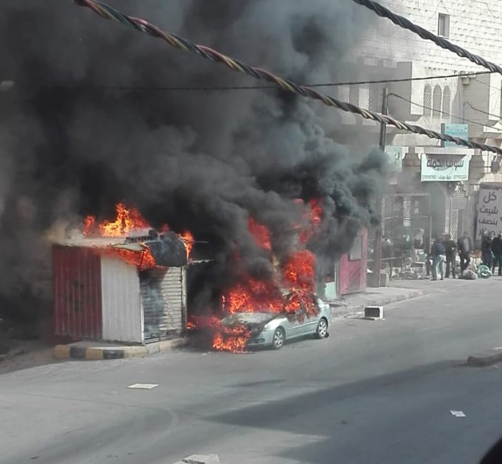 الدفاع المدني يتعامل مع حريق مركبة