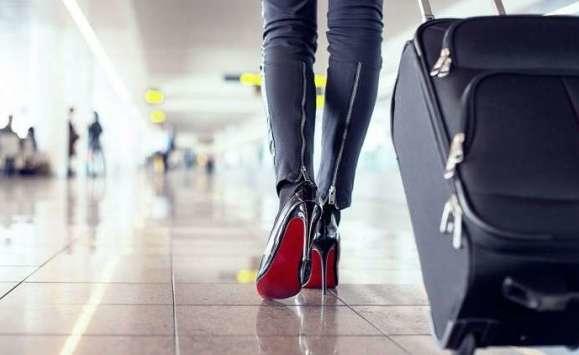 حذاء مسافرة يوقف مطارا فرنسيا لساعات