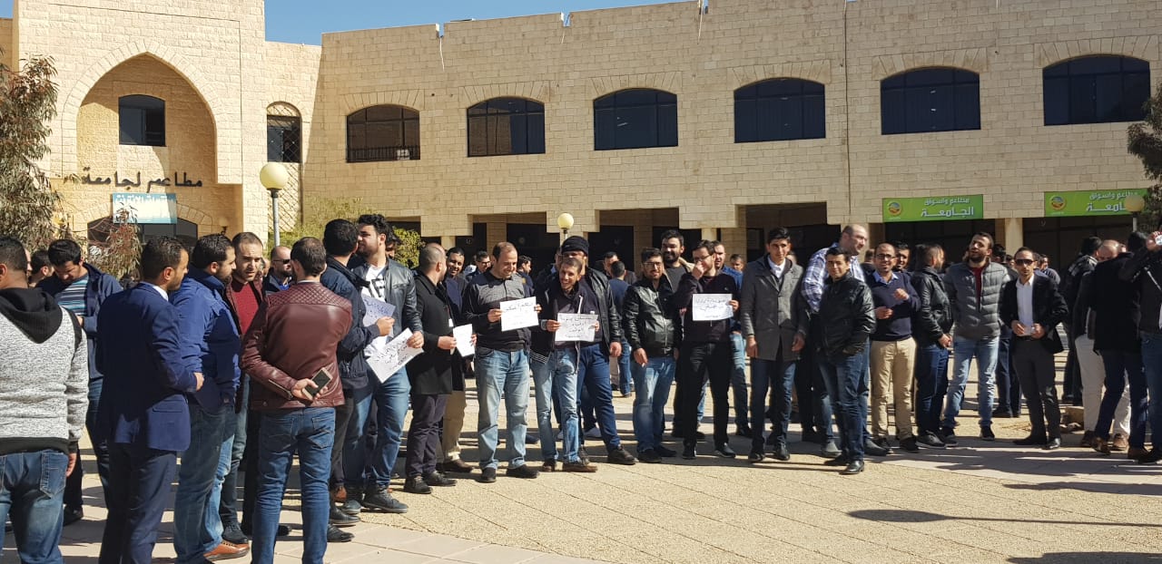 وقفة احتجاجية للأطباء في الجامعة الهاشمية