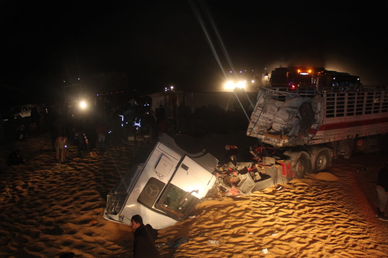 5 إصابات بتصادم شاحنتين في الحسا