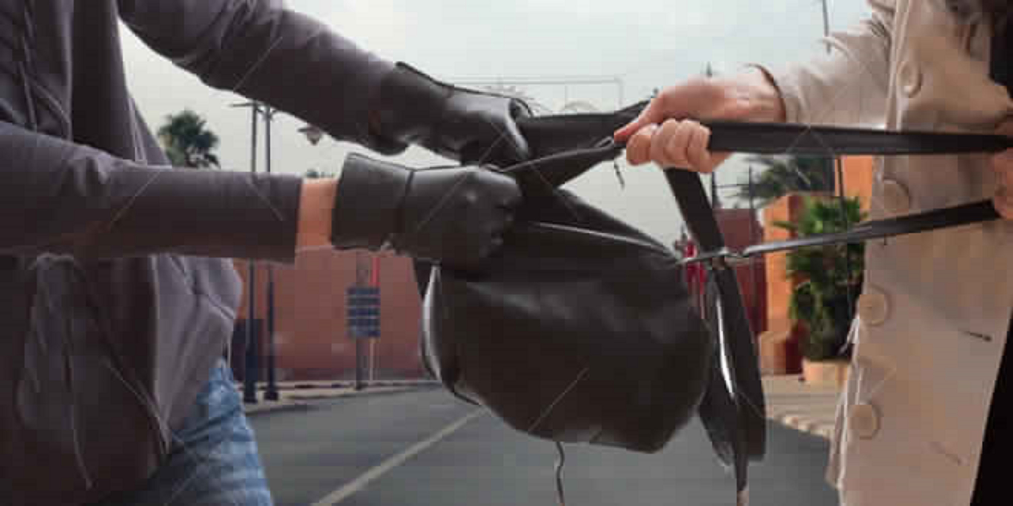 ستينية تتعرض للسلب في ابو نصير