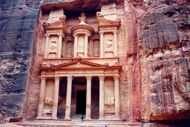 بدء استيفاء 50 دينارا من السائح