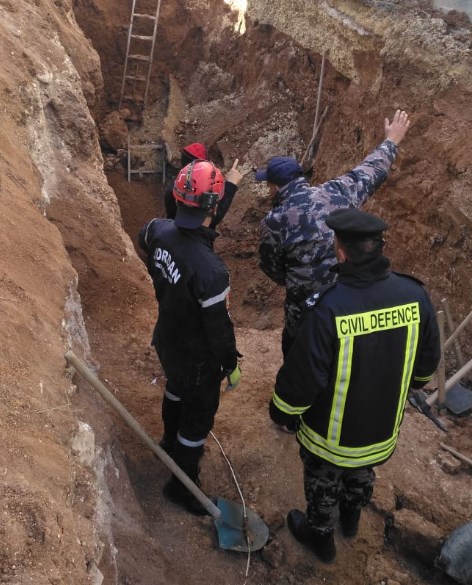 شخصان تحت الانقاض بانهيار اتربة في