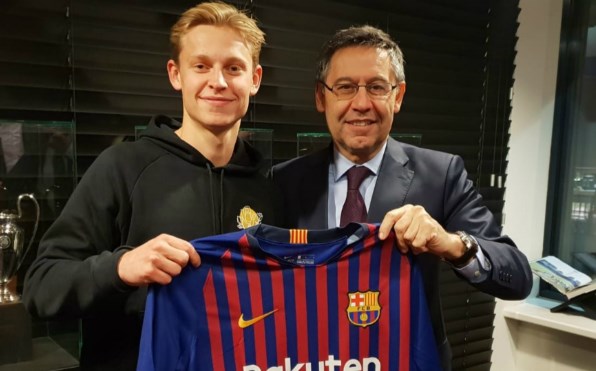 لاعبو أياكس يؤيدون «صدمة» دي يونج