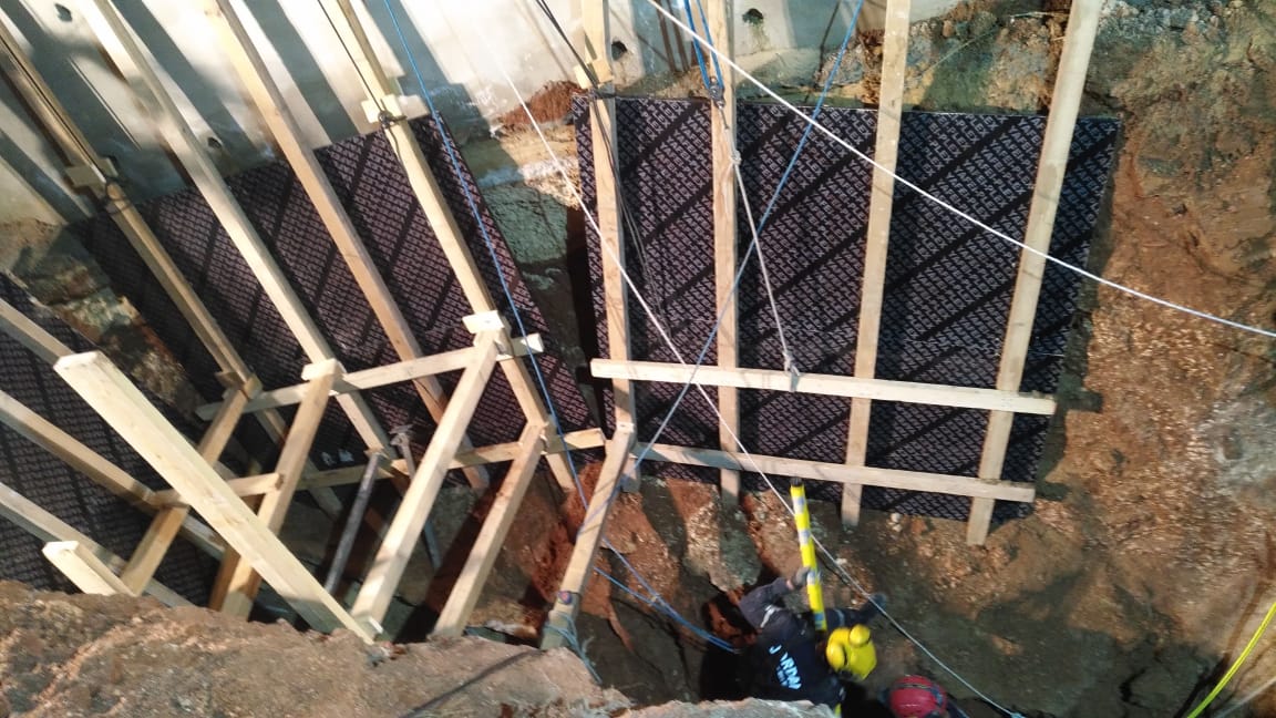 الدفاع المدني ينتشل شخصا من تحت