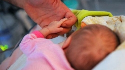 القبض على خاطفة طفل رضيع خلال