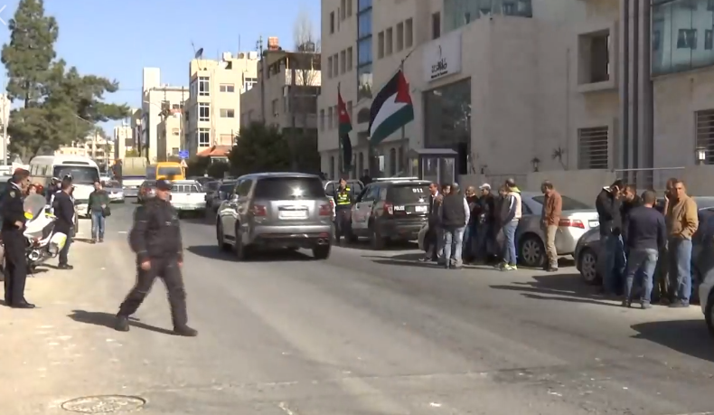 أصحاب حافلات نقل الطلاب يعتصمون أمام