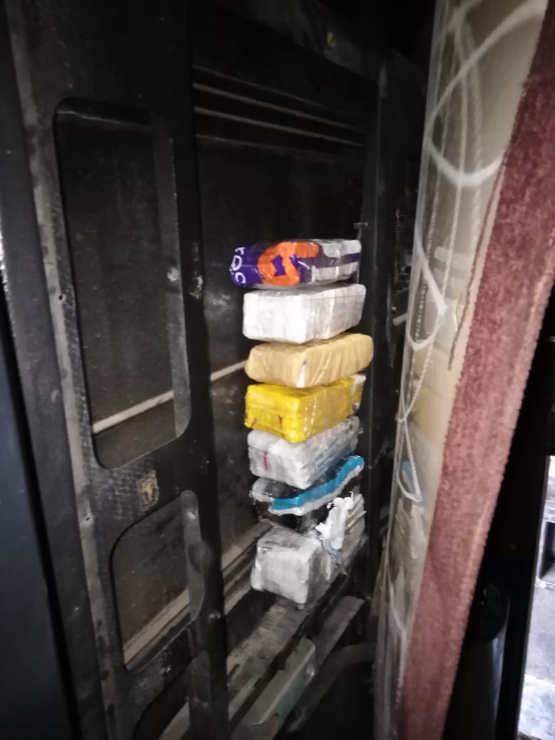 الجمـارك تحبط تهريب عملات أجنبية وعتاد